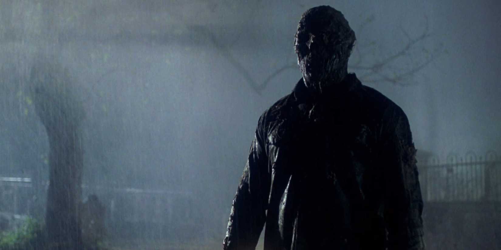 Jason Voorhees ressuscitado como zumbi em um cemitério chuvoso em Sexta-Feira 13 Parte VI: Jason Vive