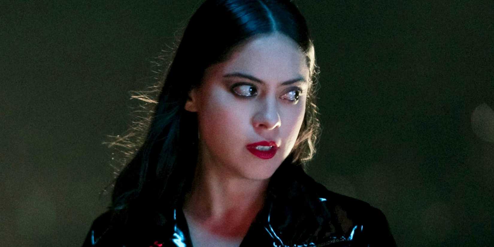 Lisa olhando para o lado em um novo sabor de cereja