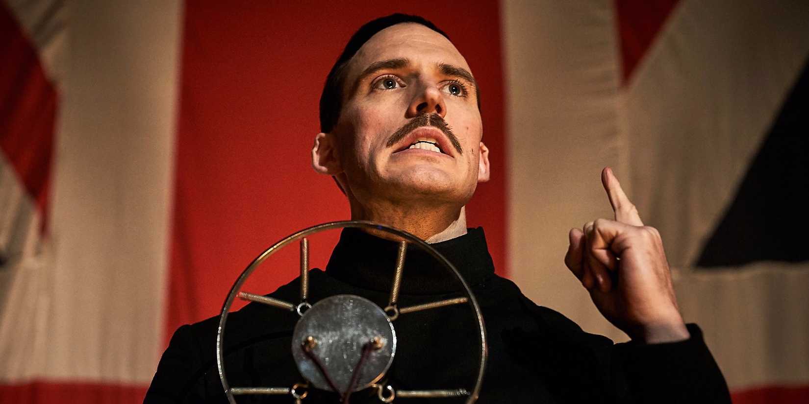 Oswald Mosley (Sam Claflin) faz seu discurso fascista em Peaky Blinders