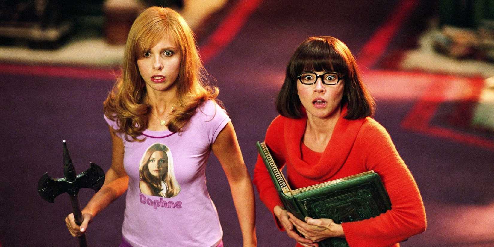 Sarah Michelle Gellar como Daphne e Linda Cardellini como Velma em Scooby Doo.