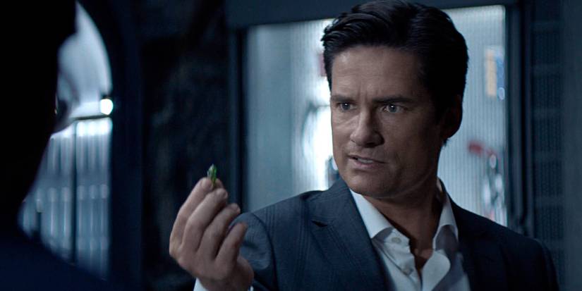 Warren Christie como Bruce Wayne em Batwoman.