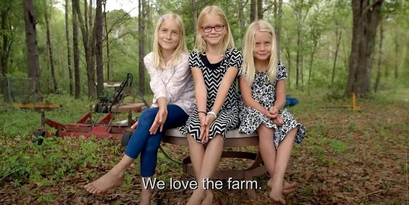 Cassia Plath from Welcome To Plathville posing in shot on outdoor swing with "love the farm" caption