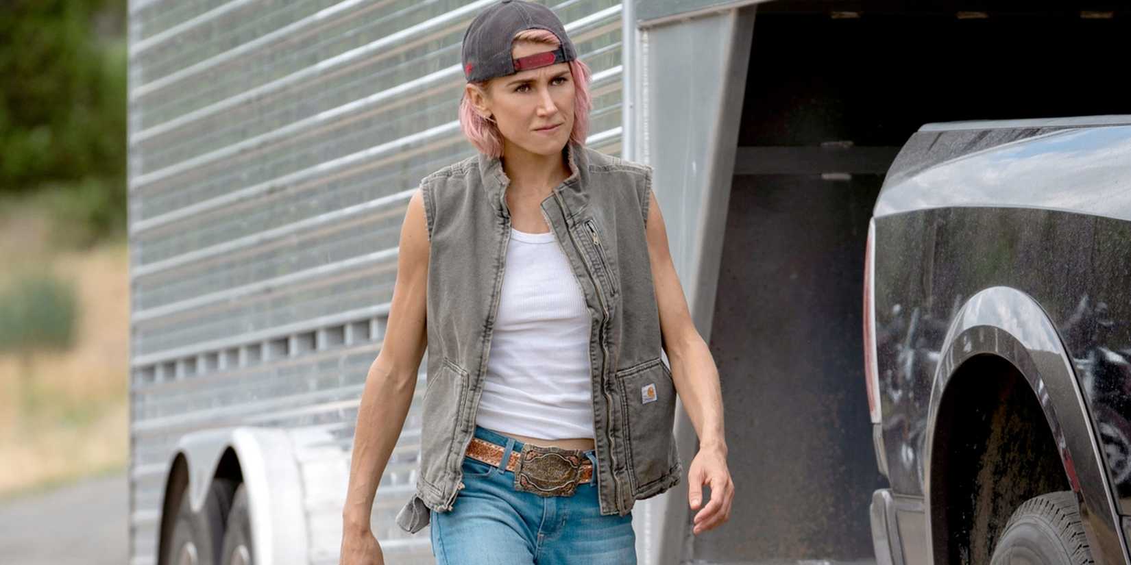 Teeter caminha ao lado de um caminhão e trailer em Yellowstone