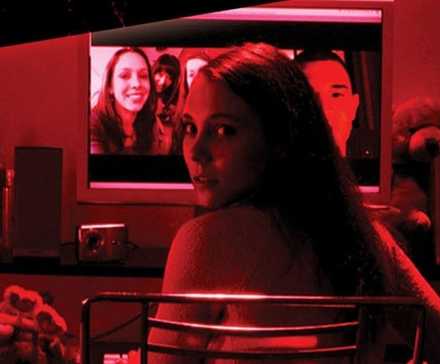 Эми (Эмбер Перкинс) смотрит через плечо на плакате к фильму "Megan Is Missing".