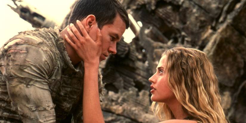 Даэна (Эстелла Уоррен) нежно касается лица Лео (Марк Уолберг) в фильме "Планета обезьян" 2001