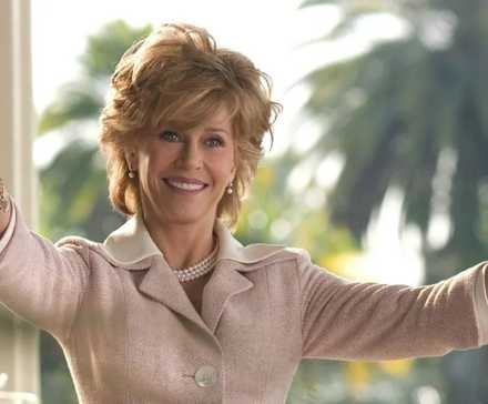 Джейн Фонда в роли Виолы, держащей руки в стороны и улыбающейся в фильме "Мачеха"