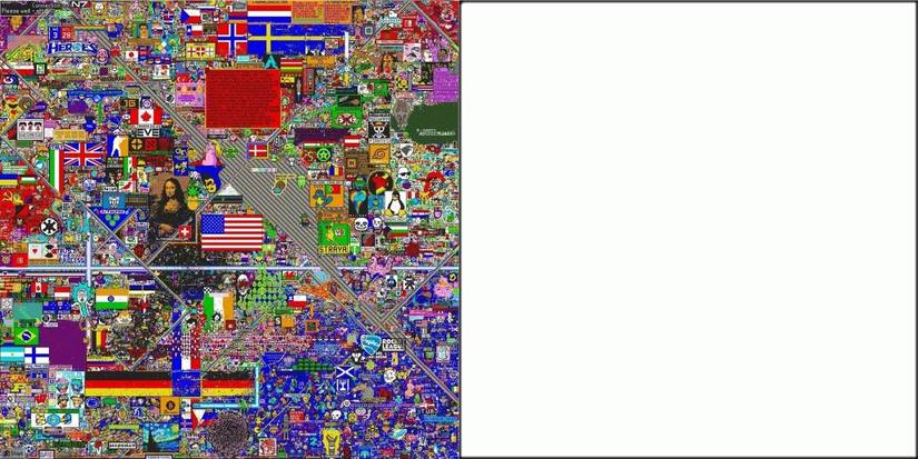 Разделенное изображение, показывающее финальный холст с r/place 2022 и пустой холст