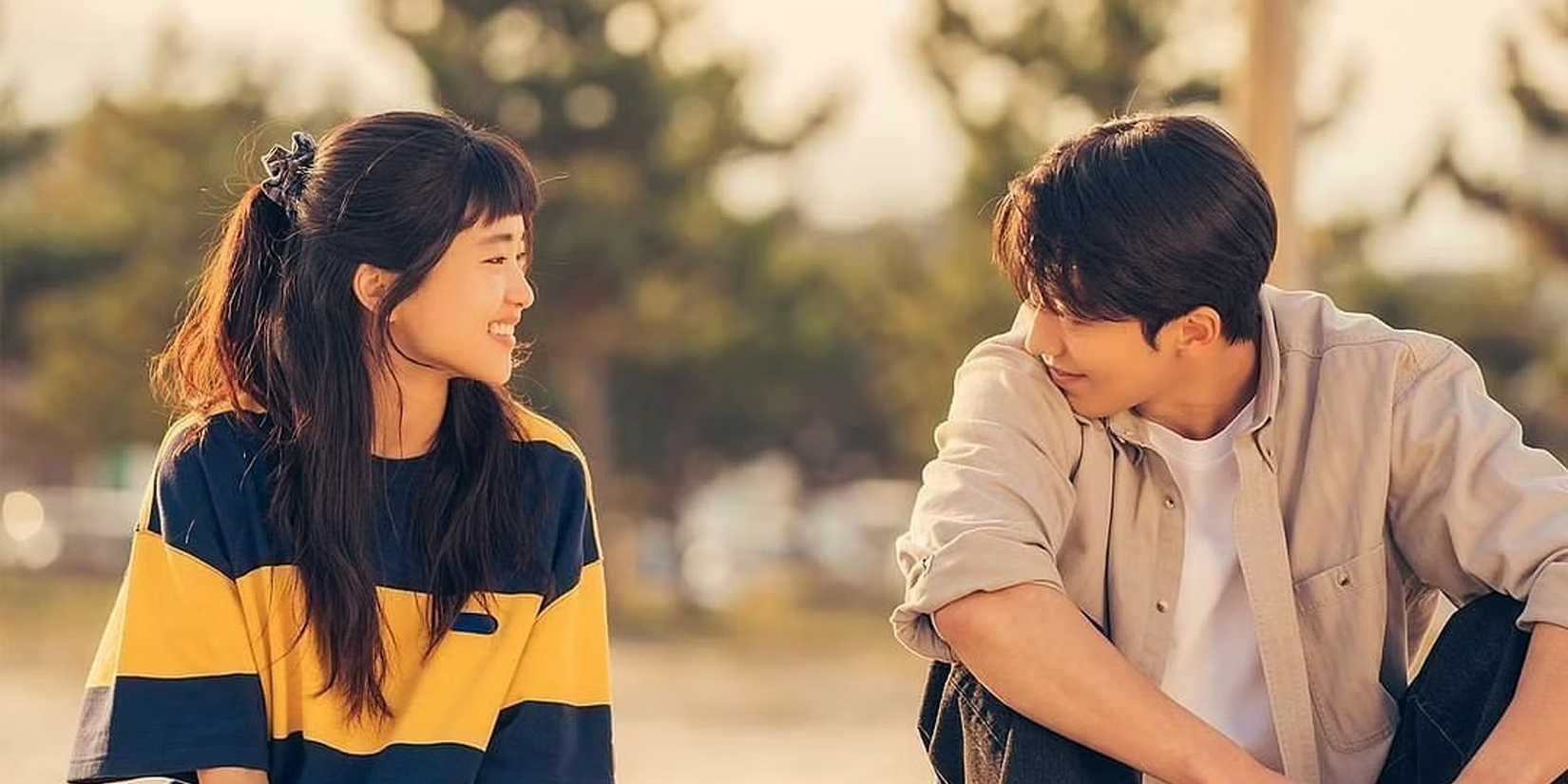 Hee-do (Kim TaeRi) e Yi-jin (Nam JooHyuk) sorrindo um para o outro em Twenty Five Twenty One.