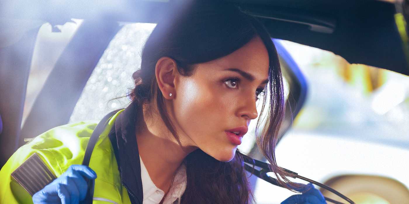 Eiza Gonzalez como Cam Thompson na traseira de uma ambulância em Ambulância