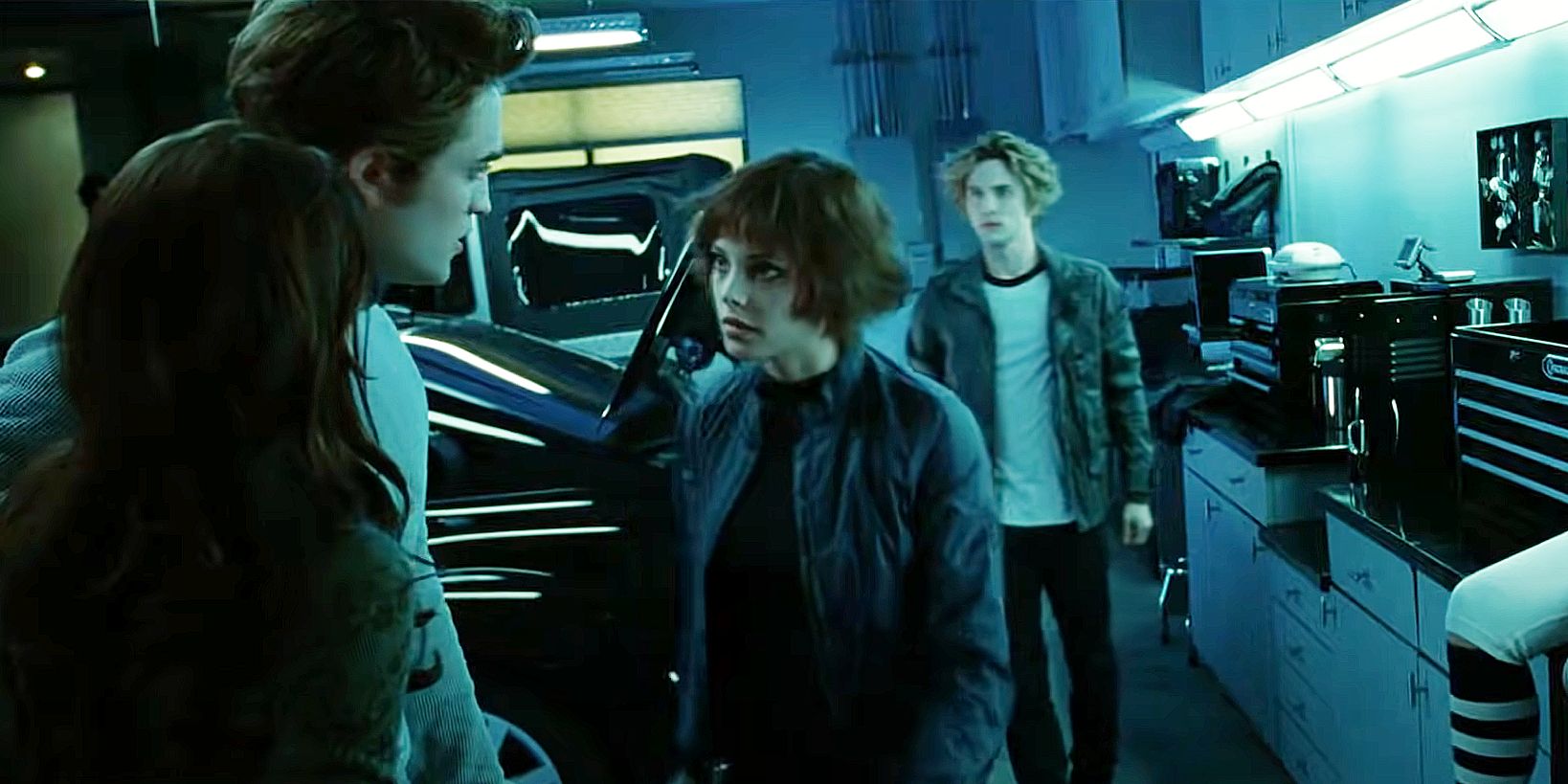 Alice talking to Edward with Jasper and Rosalie behind her in Twilight