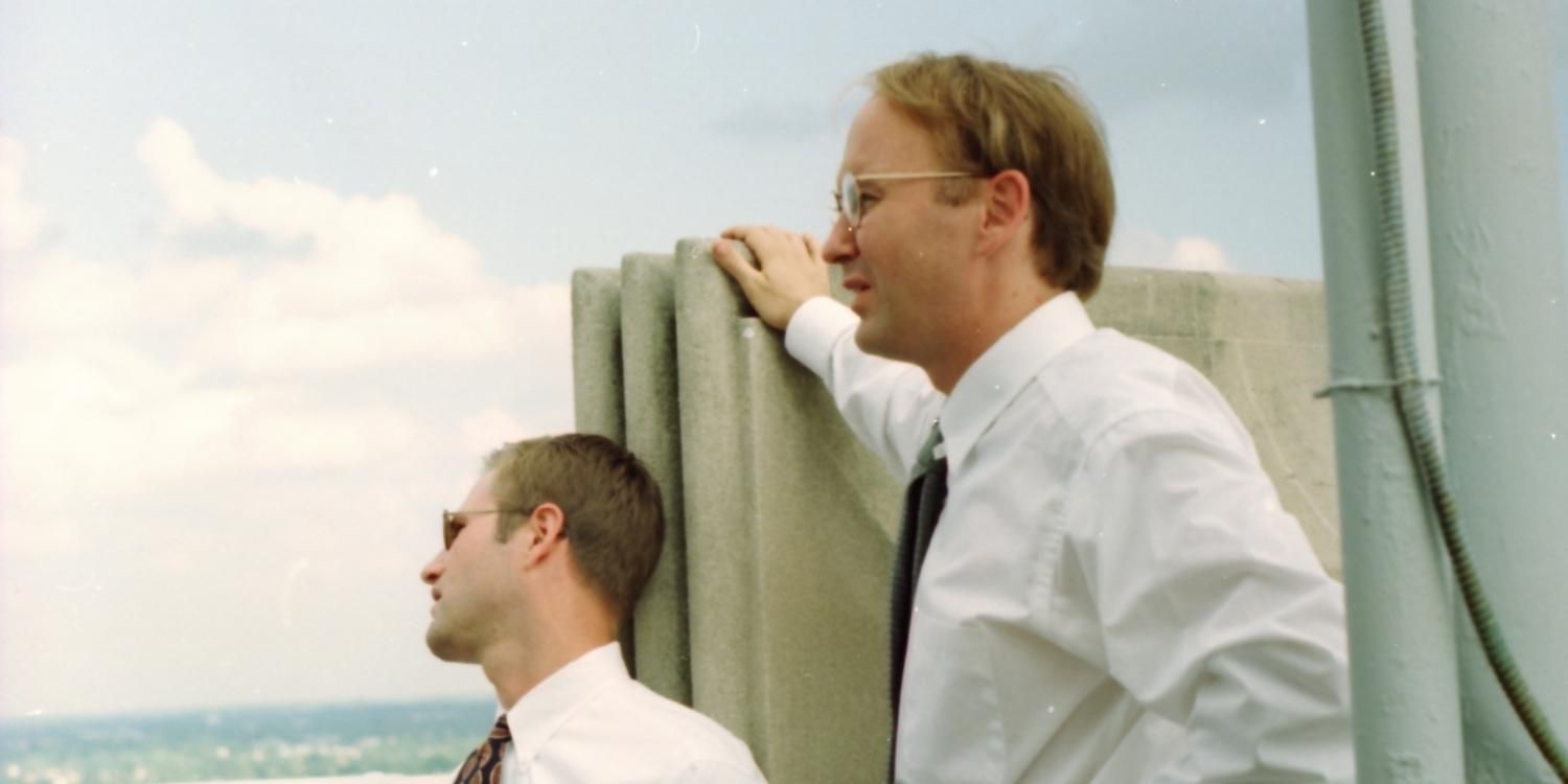 Chad and Howard talking on top of a building in In The Company of Men