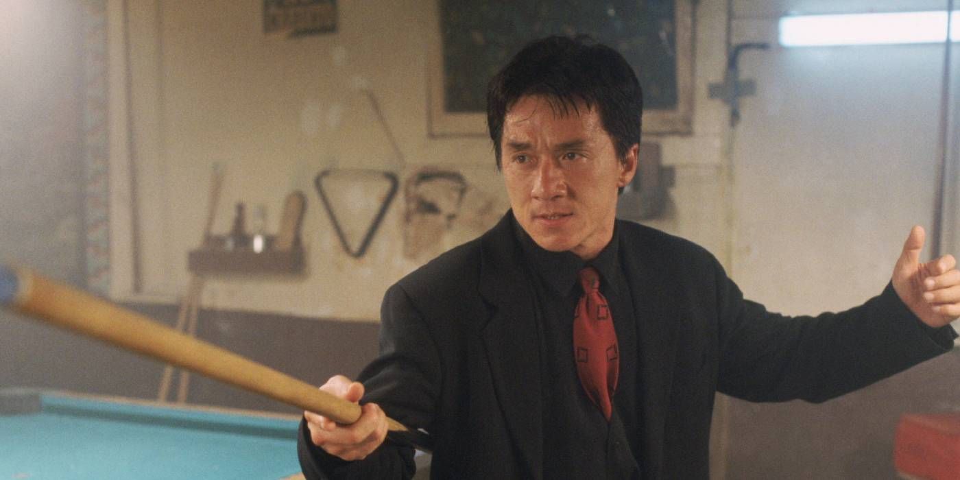 Jackie Chan segurando um taco de sinuca em Hora do Rush.