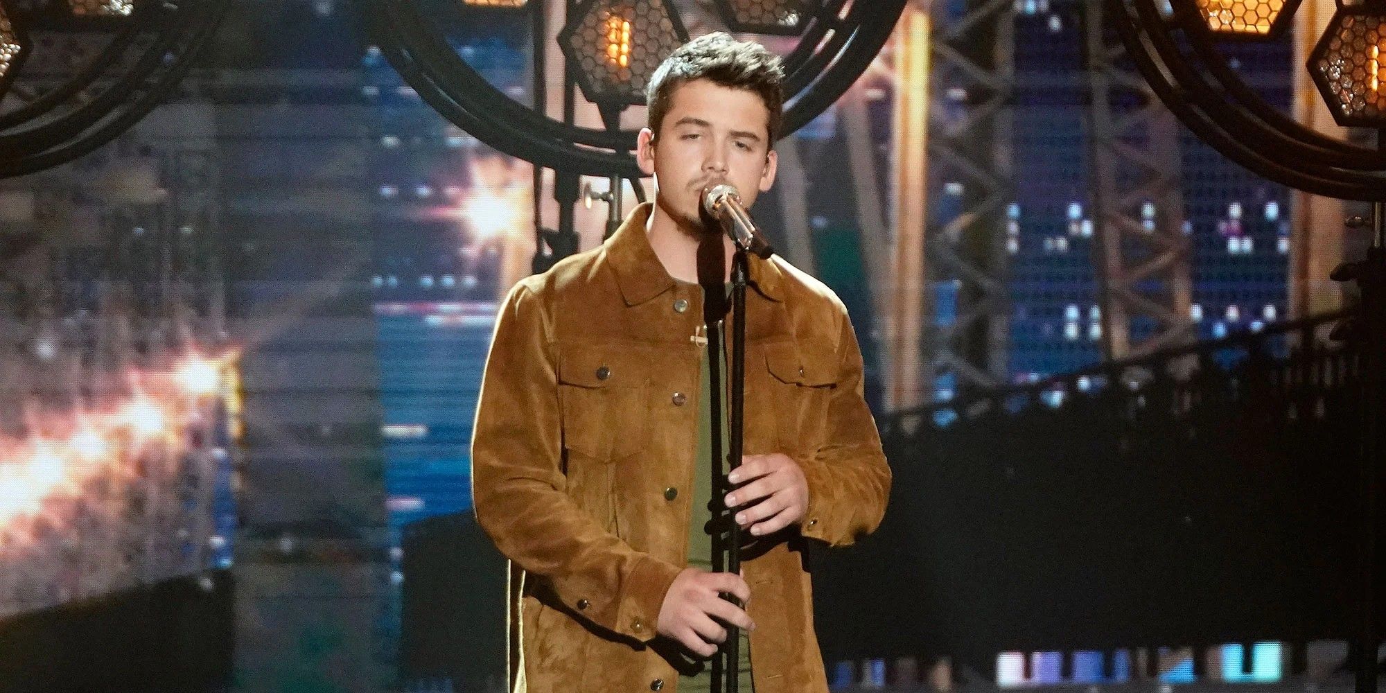 Noah Thompson singing in American Idol