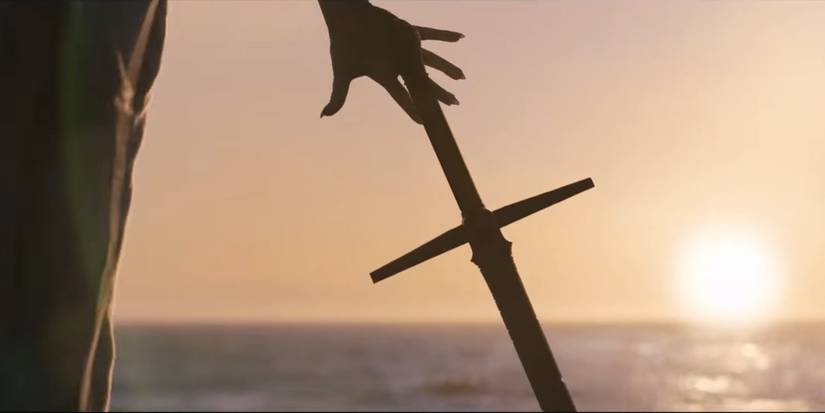 Gorr alcanza su espada frente a un sol naciente en Thor Love and Thunder