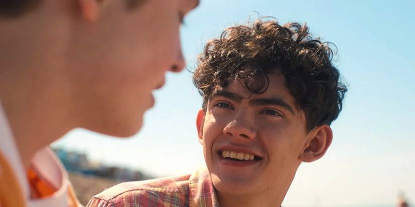 Чарли улыбается Нику в Heartstopper.