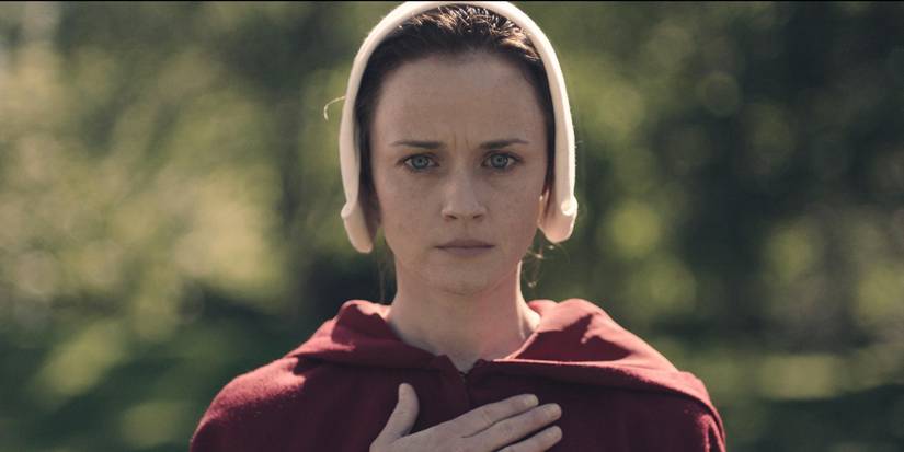 Alexis Bledel como Emily em cena da série The Handmaid's Tale.