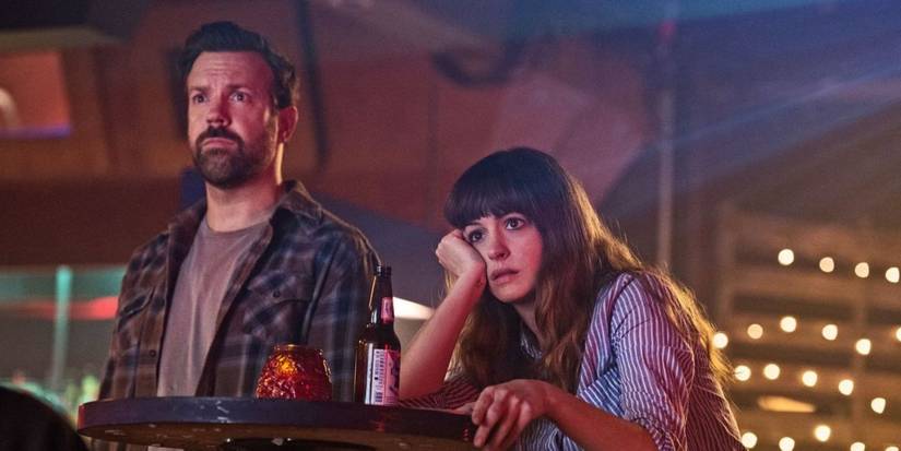 Anne Hathaway e Jason Sudeikis em Colossal