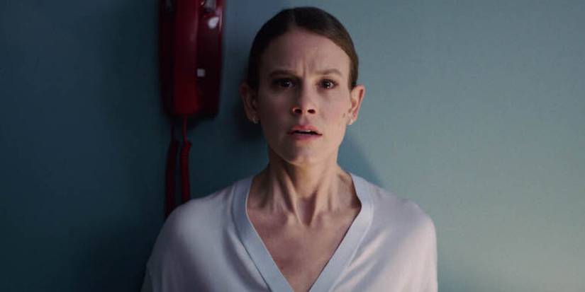 Соси Бэкон в роли Роуз, выглядящей в ужасе, стоя рядом с телефоном в фильме "Smile" (2022)
