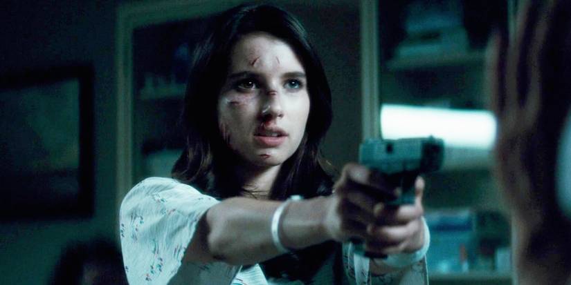 Emma Roberts como Jill em Scream 4, apontando uma arma no hospital.