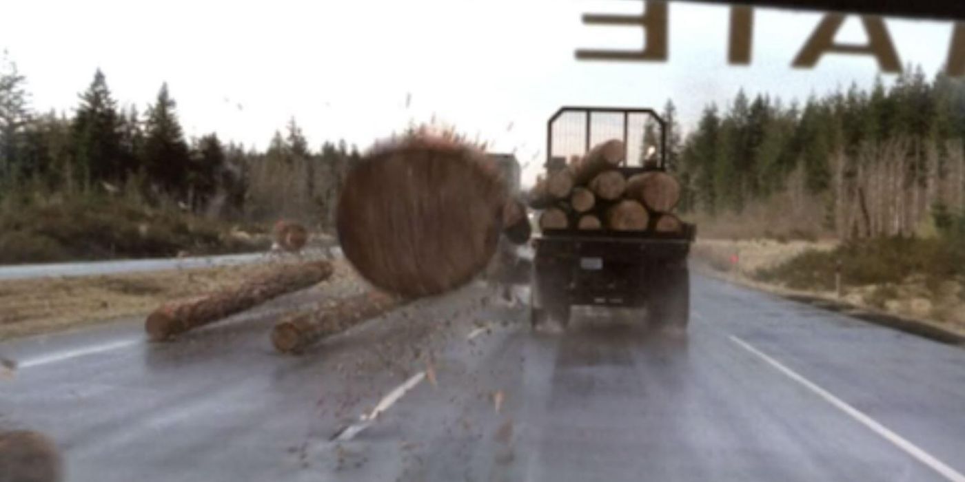 Camion con tronchi durante l