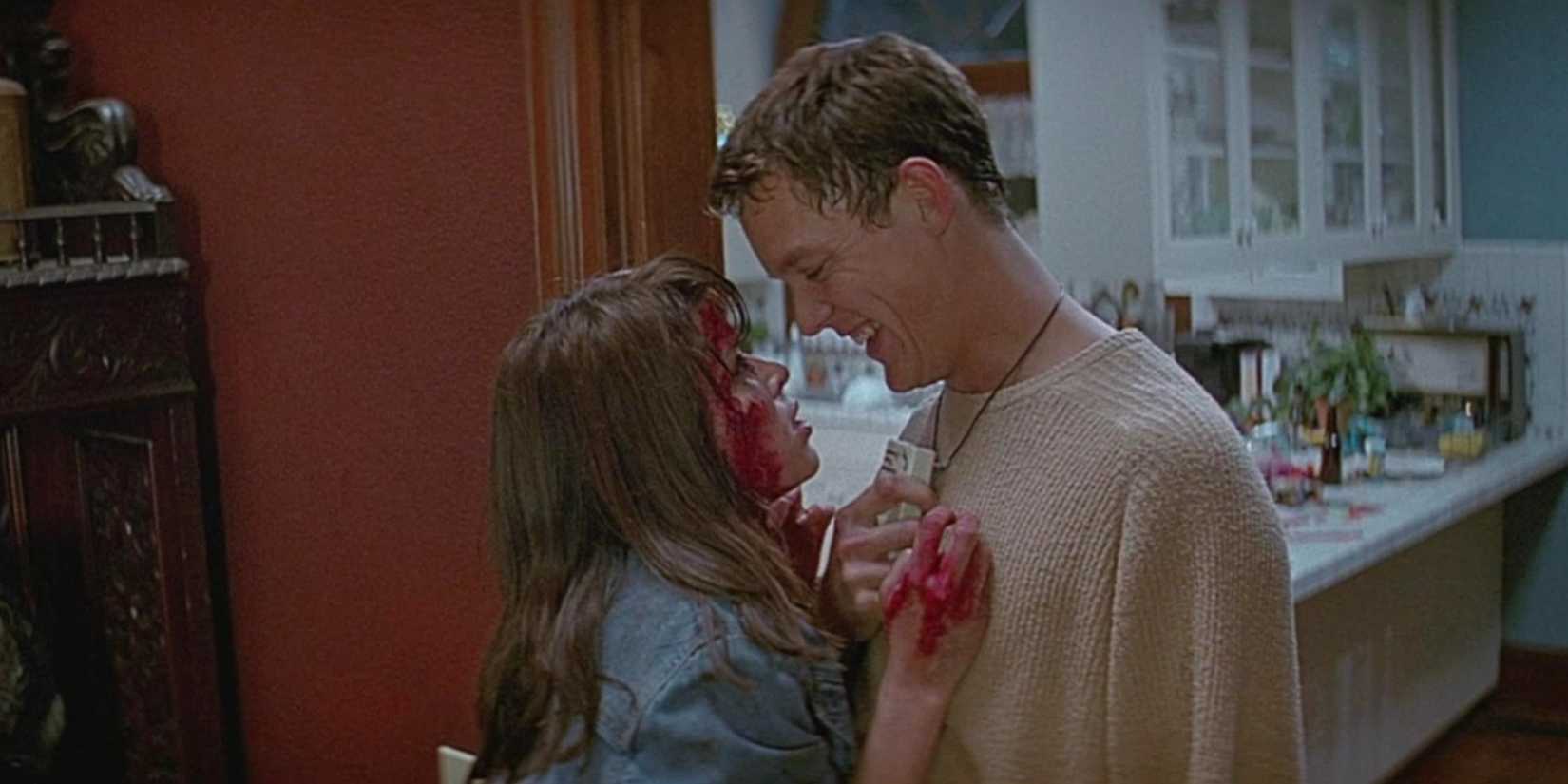 Neve Campbell como Sidney Prescott e Matthew Lillard como Stu Macher em Pânico