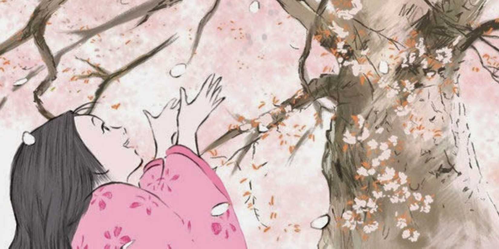 La princesse dans l'histoire de la princesse Kaguya tendant la main pour saisir des fleurs de cerisier d'un arbre.