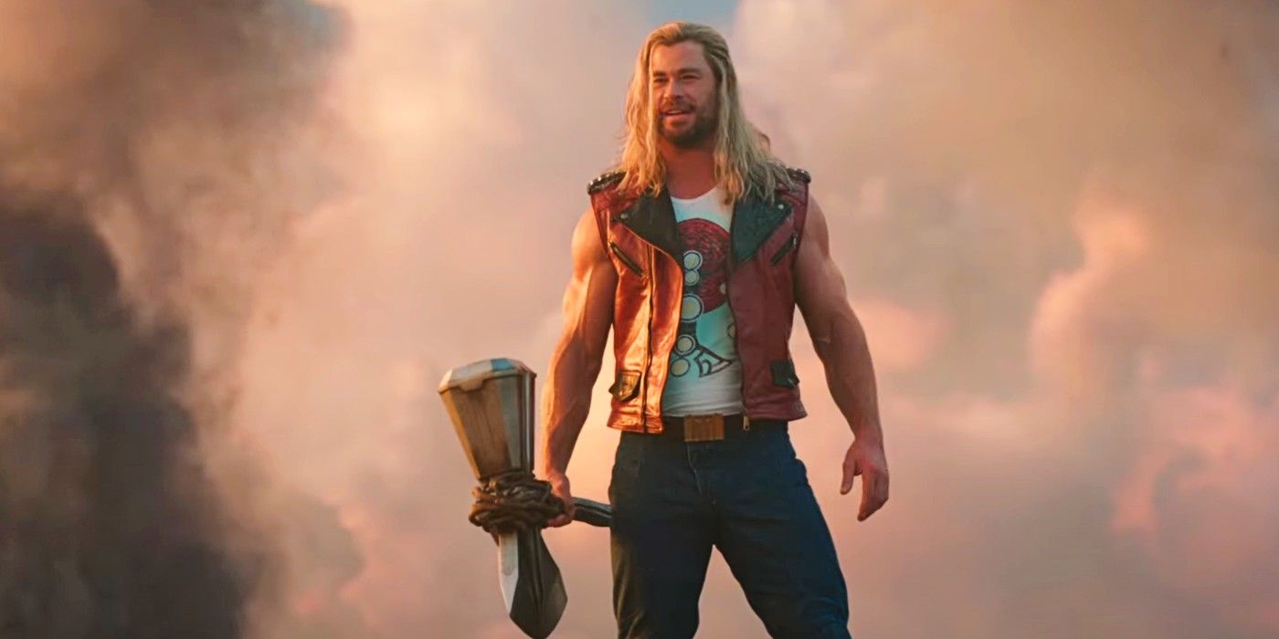 Thor segurando Stormbreaker e sorrindo em Thor: Love and Thunder.
