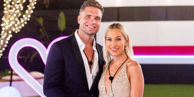 Chris W and Zoe posing for a photo in Love Island UK