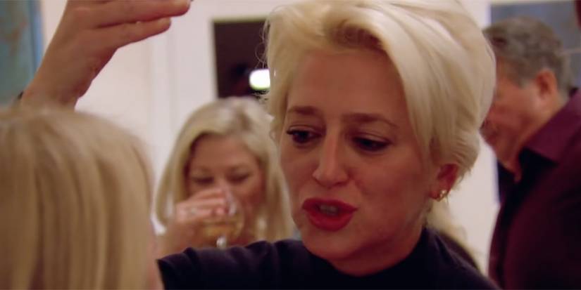 Dorinda Medley com raiva apontando em RHONY