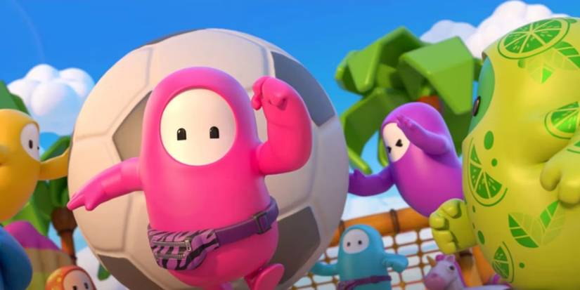 Fall Guys убегают от футбольного мяча.