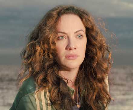 Кейт Сигель в роли Эрин, выглядящей крайне смущенной посреди океана на рассвете в "Midnight Mass"