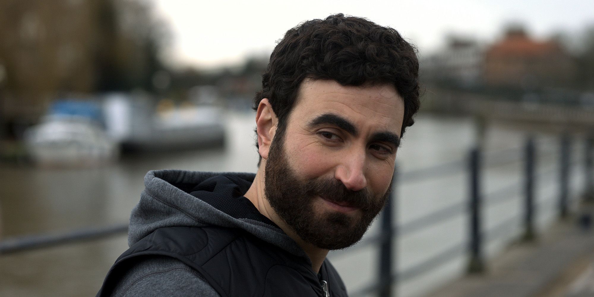 Como fan de Ted Lasso, me llevará un minuto acostumbrarme a Brett Goldstein sin barba