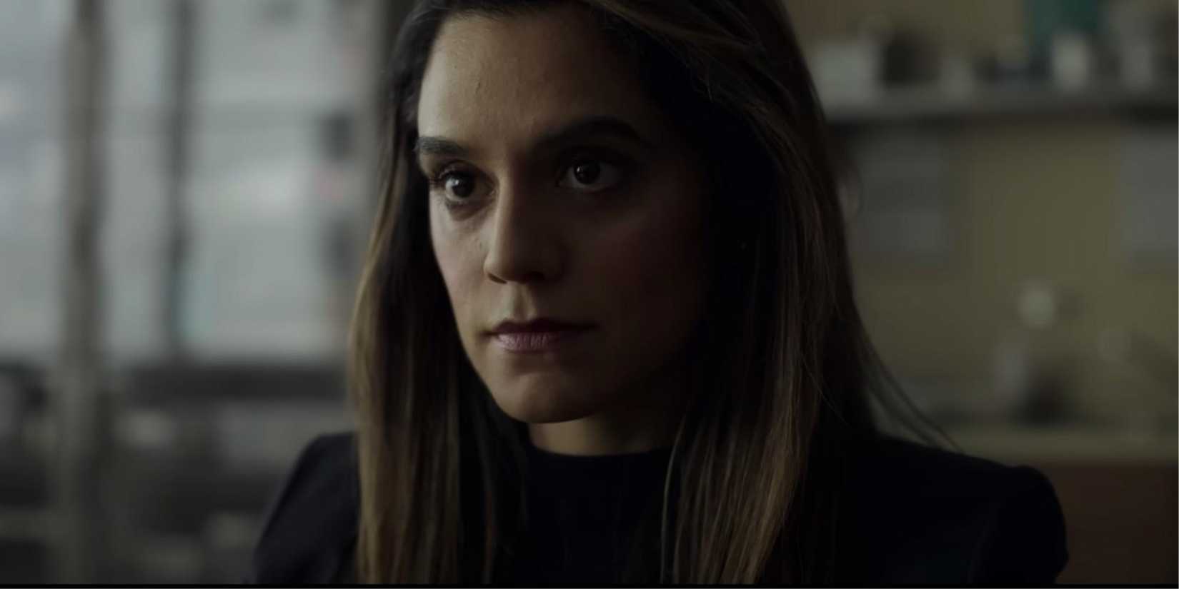 Lauren de Black Bird com expressão séria.