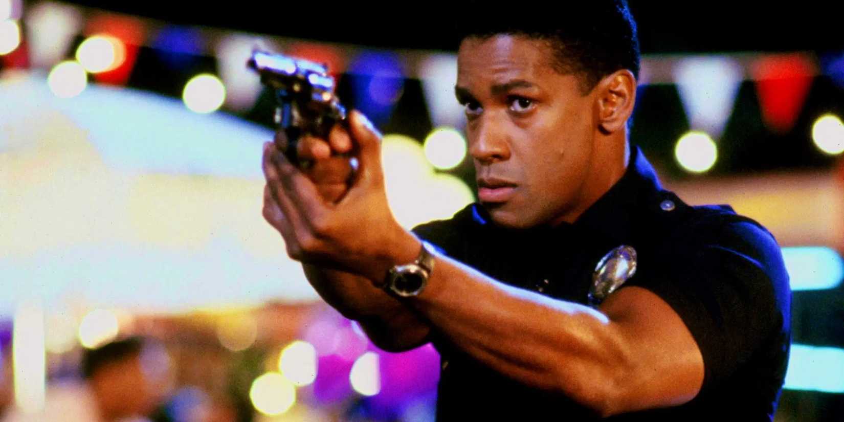 Denzel Washington como Styles apuntando con un arma y vistiendo un uniforme de policía en Ricochet