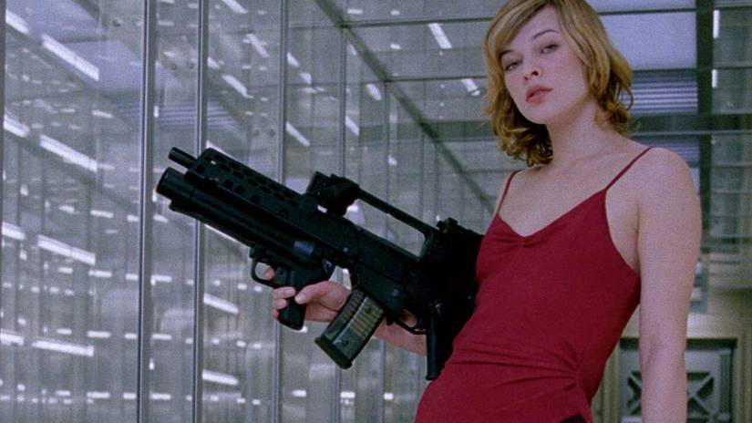 Мілла Йовович тримає вогнепальну зброю в Resident Evil
