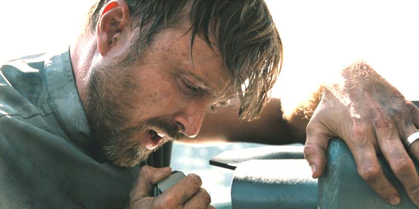 Aaron Paul como Caleb Nichols em Westworld, falando em um comunicador.