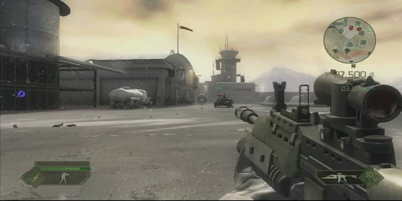 Captura de tela do Battlefield 2 Modern Combat com o personagem segurando um rifle com mira telescópica em primeira pessoa.