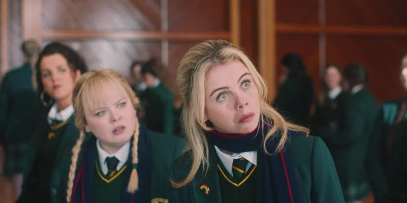 Erin, Clare und Michelle reagieren auf etwas in Derry Girls