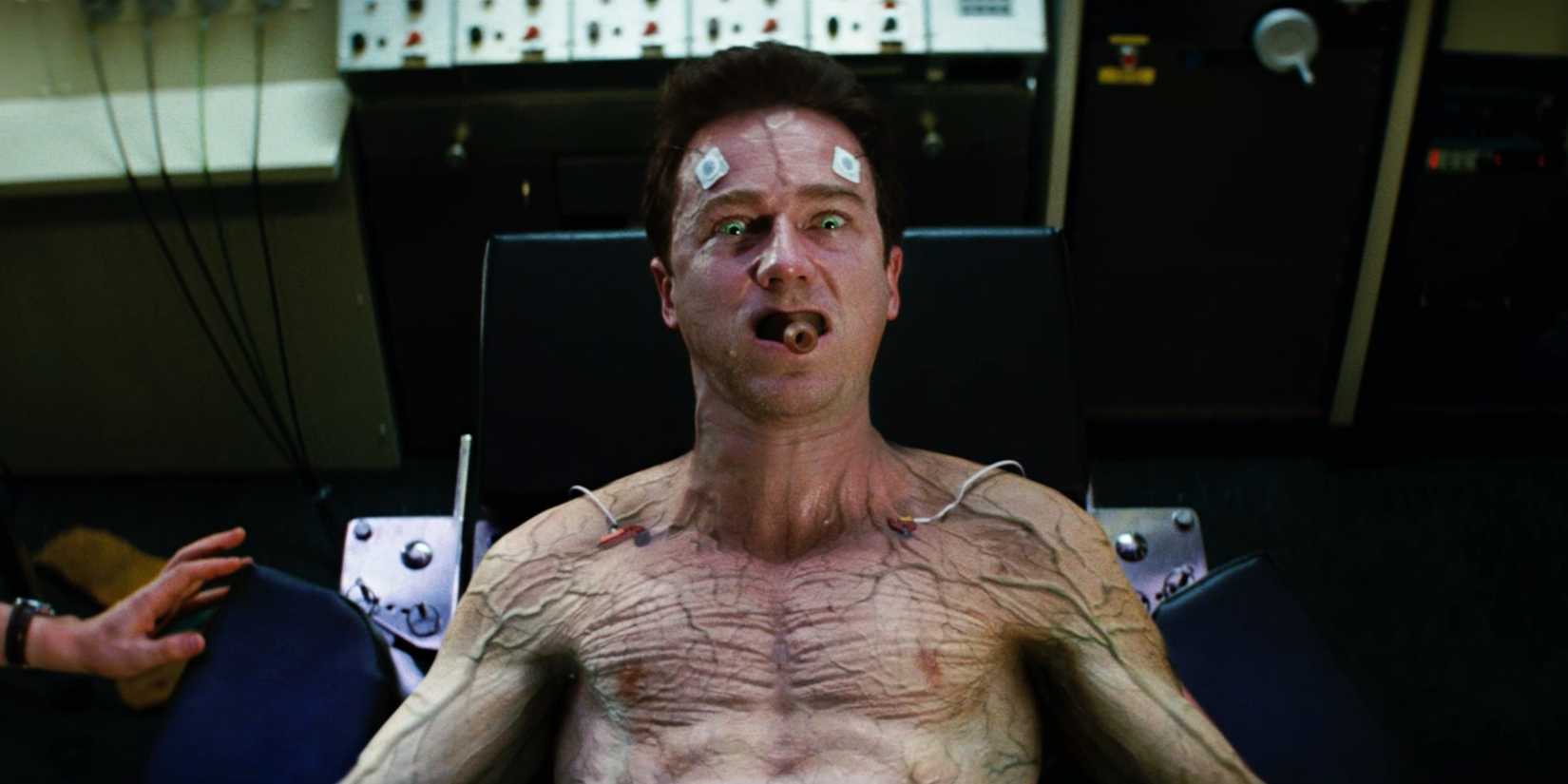 Edward Norton como Bruce Banner iniciando uma transformação em O Incrível Hulk (2008)