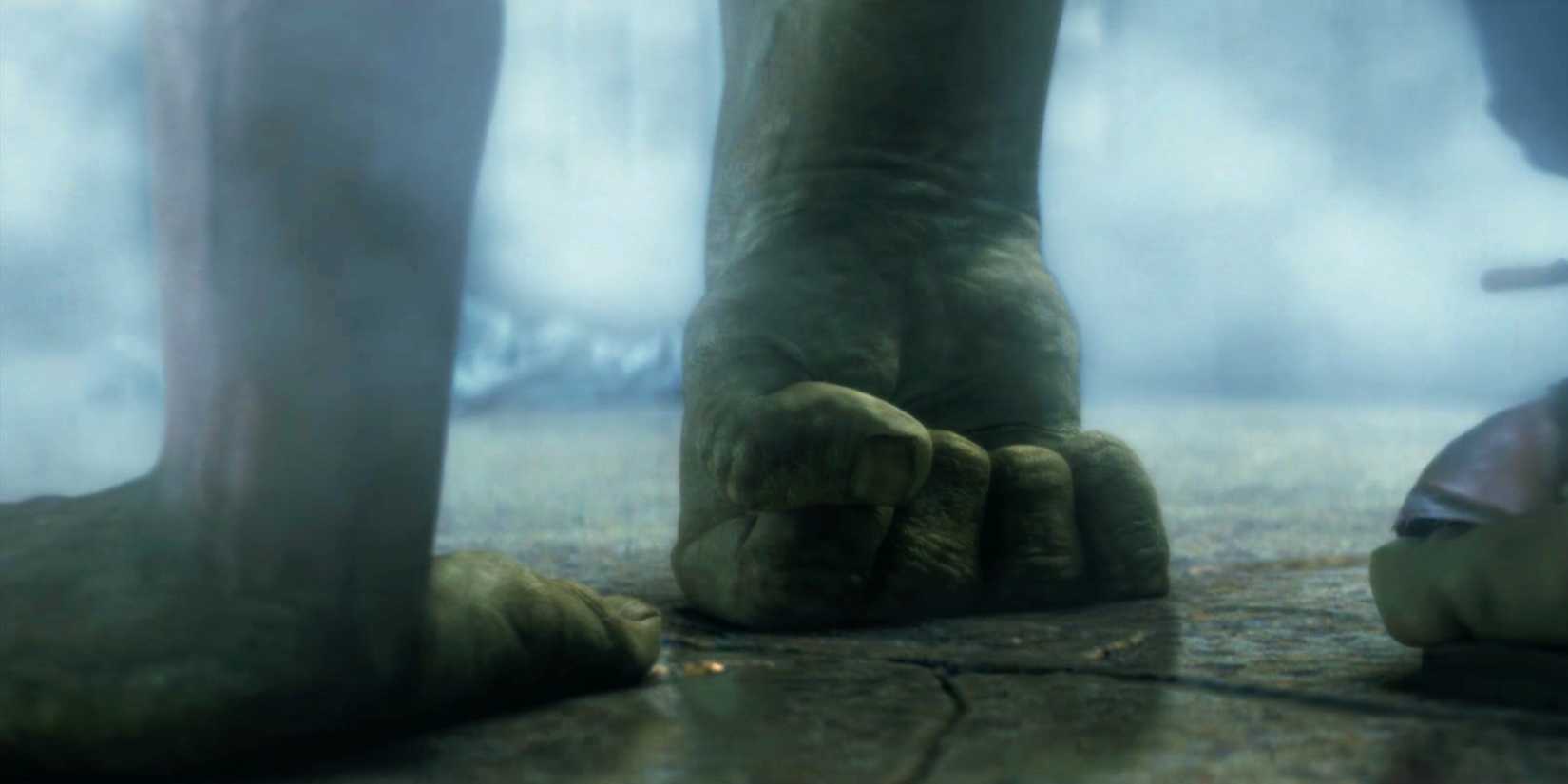 Edward Norton como Bruce Banner se transformando no Hulk cercado por fumaça em O Incrível Hulk (2008)