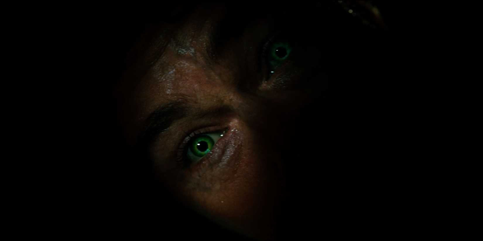 Edward Norton como Bruce Banner com olhos verdes brilhantes em O Incrível Hulk (2008)