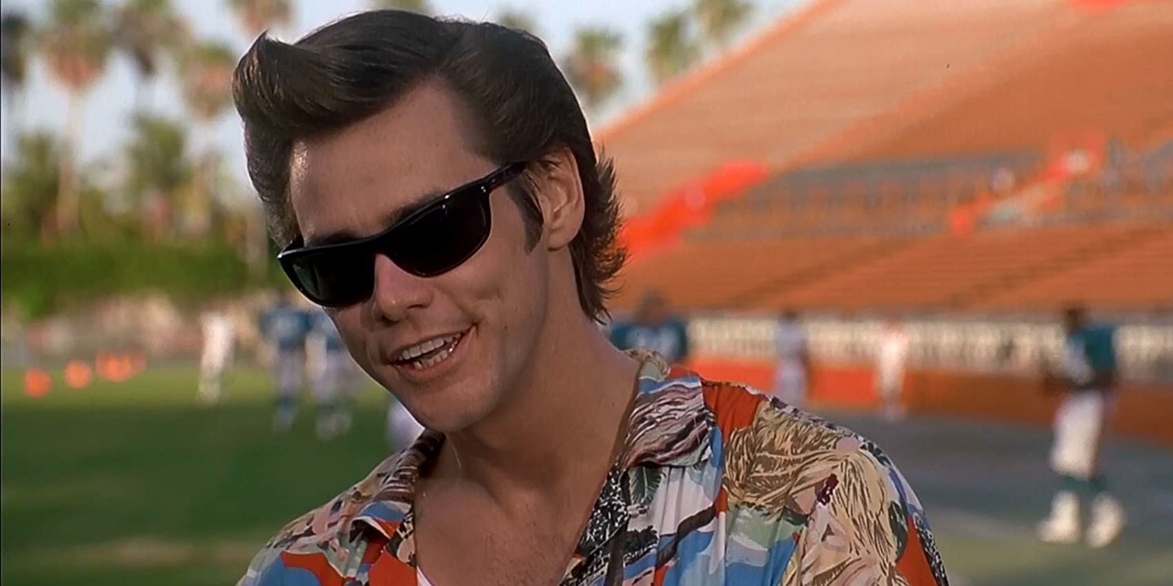 Jim Carrey usando óculos escuros em Ace Ventura Pet Detective