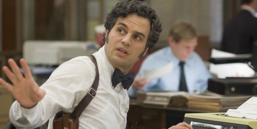 Karakter Mark Ruffalo duduk di meja di stasiun di Zodiac