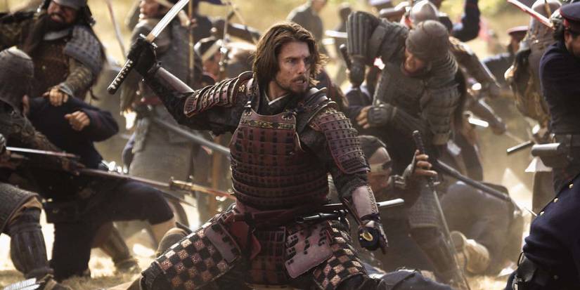 Tom Cruise as Nathan Algren in the midst of a large battle in The Last Samurai 