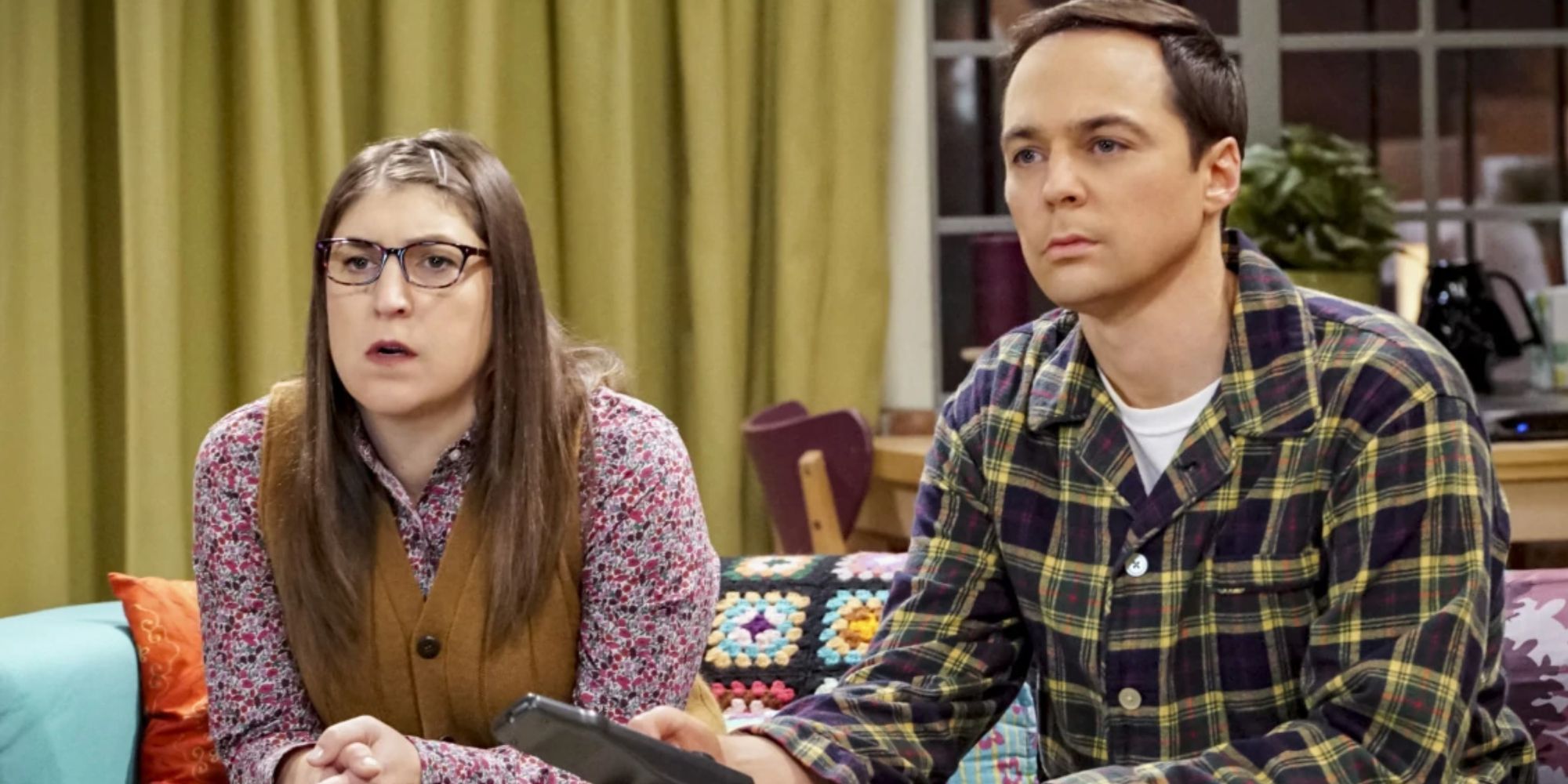 Sheldon and Amy watching TV in the Big Bang Theory