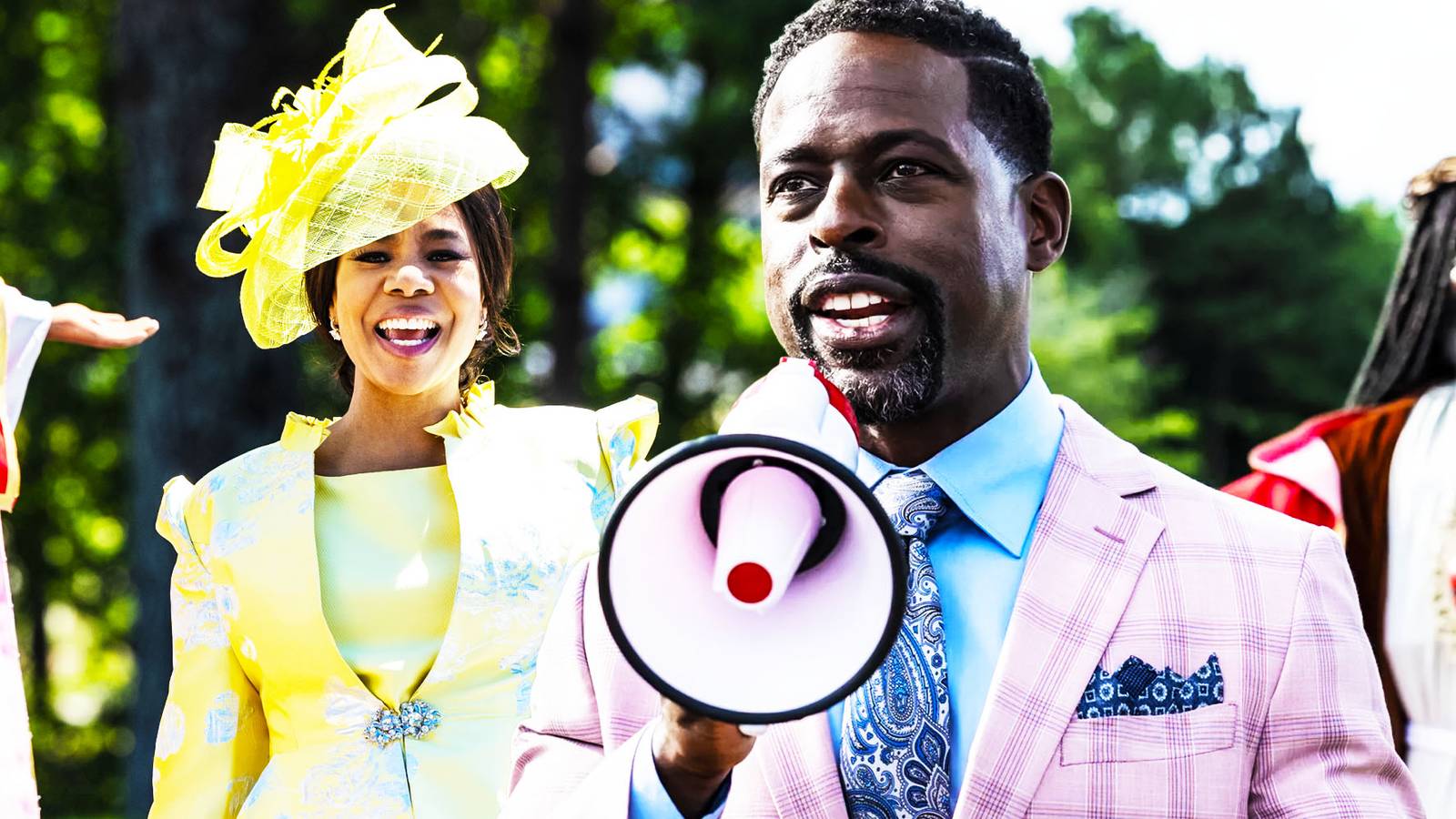 Naomi Rassell xorozni straddles va uni juda qattiq minib boshlaydi