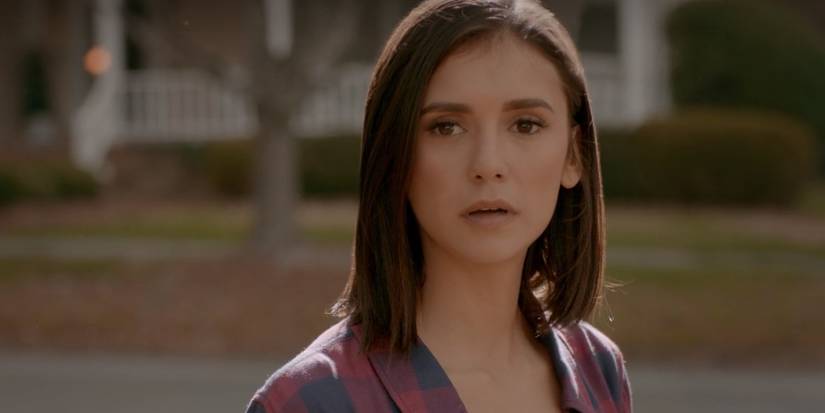 Elena Gilbert parece séria no final da série de The Vampire Diaries