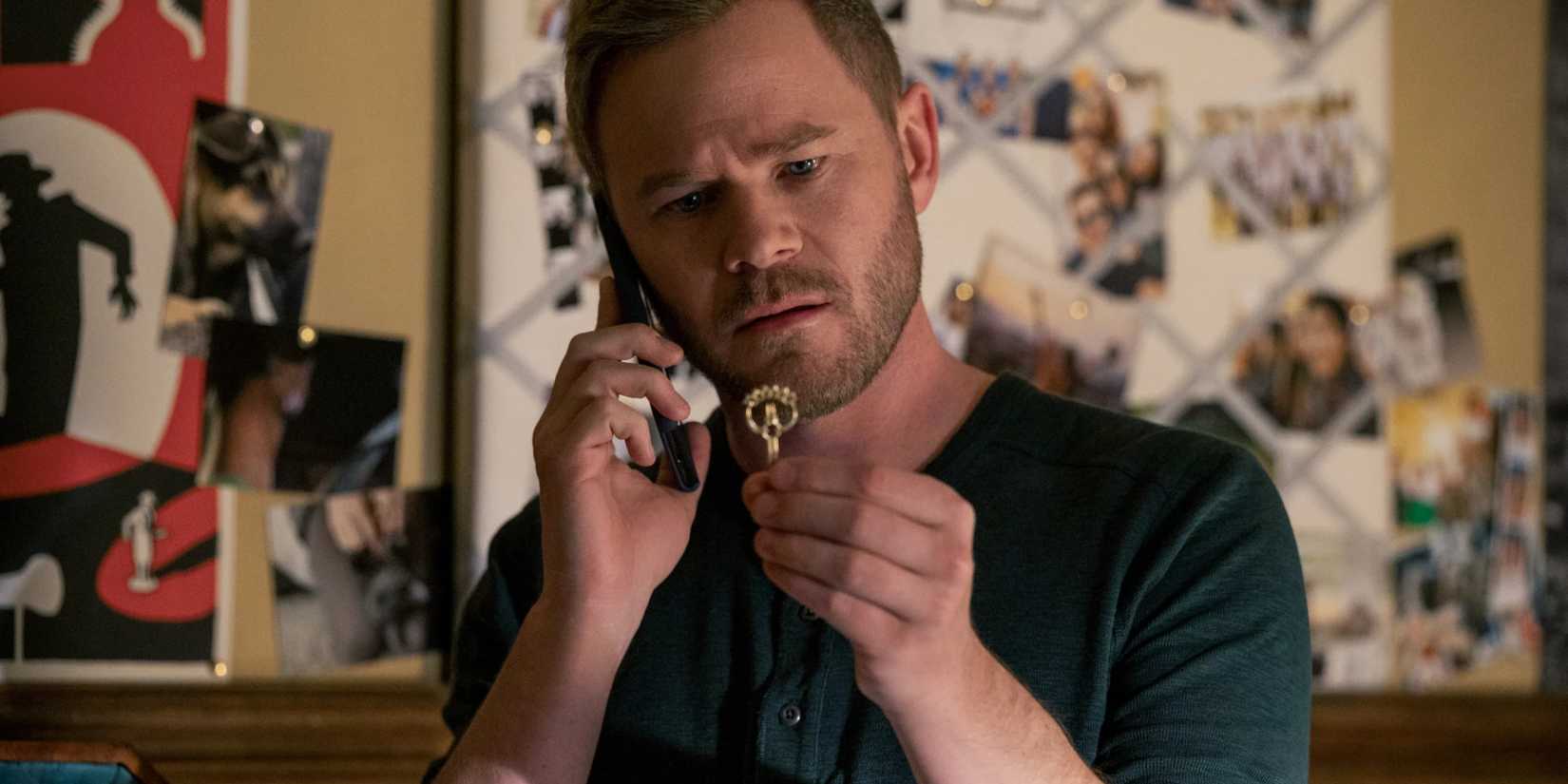 Aaron Ashmore as Uncle Duncan with the Anywhere Key in Locke and Key S01