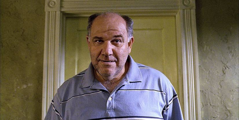 Maury (Alan Blumenfeld) standing in front of a door in Heroes