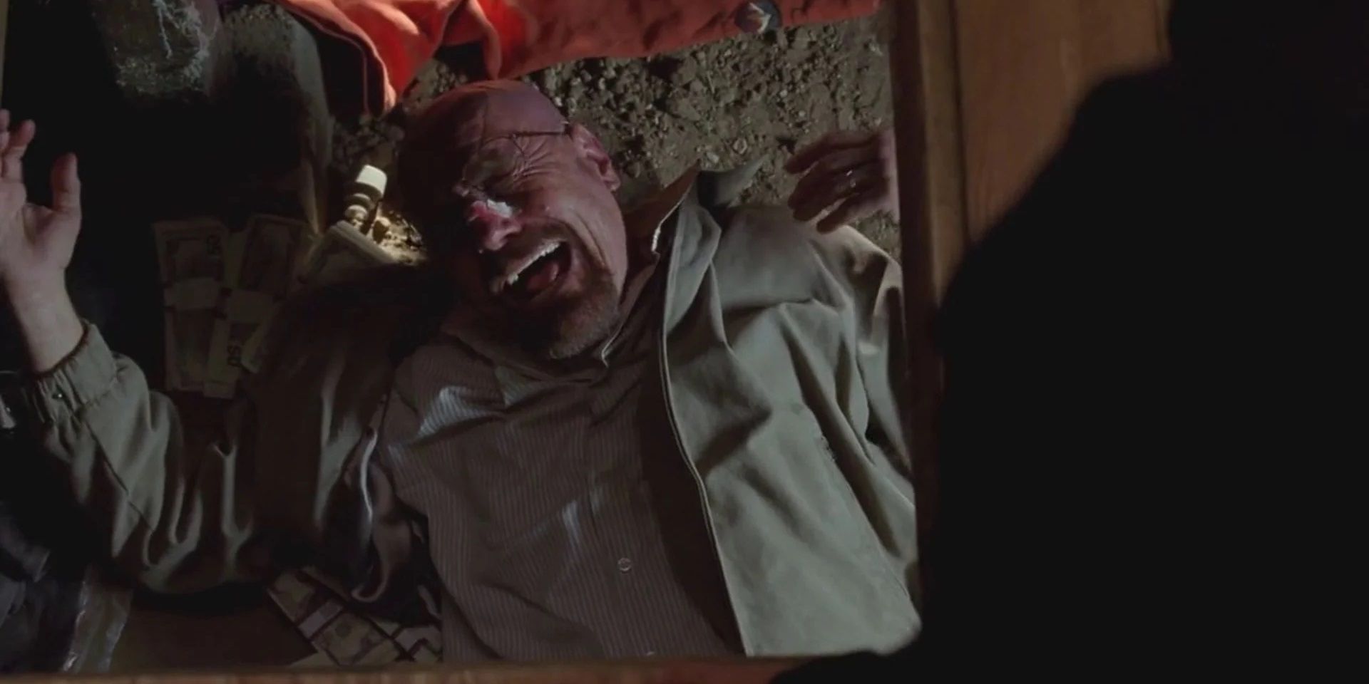 Walt ride nel sottoscala in Breaking Bad